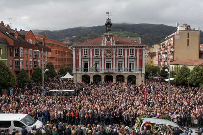 Mieres despidió el martes con sus calles céntricas desbordadas a Aníbal Vázquez, alcalde durante los últimos 12 años, tras su muerte a los 68 años.