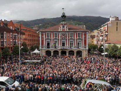 Mieres despidió el martes con sus calles céntricas desbordadas a Aníbal Vázquez, alcalde durante los últimos 12 años, tras su muerte a los 68 años.