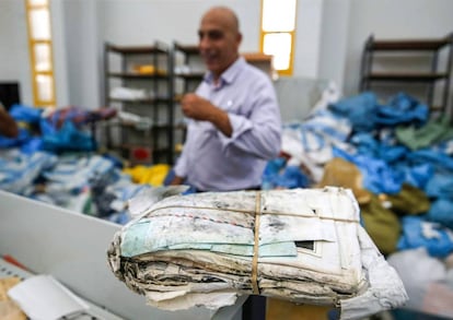 Cartas y paquetes acumulados en la oficina postal de Jericó (Palestina).