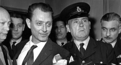 Stephen Ward sale custodiado de una vista oral en 1963.