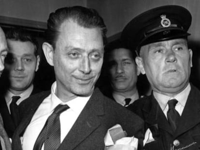 Stephen Ward sale custodiado de una vista oral en 1963. 