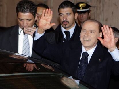 Silvio Berlusconi saluda antes de abandonar su residencia de Roma.