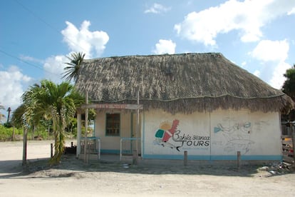 Edificio de la cooperativa de turismo Bah&iacute;a Blanca en Xcalak.
