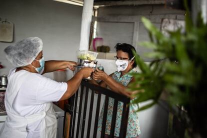 Liliana Castaño es una empleada doméstica que se vio afectada por la pandemia porque tuvo menos trabajo. Vive con sus dos hijos y no tiene casa propia. Paga alrededor de 77 euros de alquiler, y muchas veces el sueldo no le alcanza para la alimentación. El comedor comunitario de La Sirena le ha servido para suplir esa necesidad.