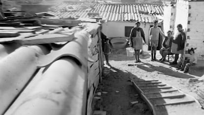 Una de las familias que vivían en el Pozo del Tío Raimundo en los cincuenta, en una fotografía que aparece en el documental.