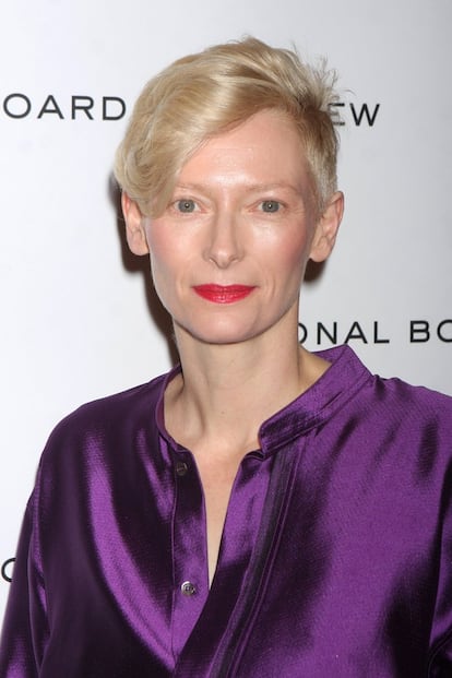 Swinton no solo deja ver toques muy femeninos en su ropa. También apuesta por un maquillaje más elaborado y se aventura con los labios rojos.