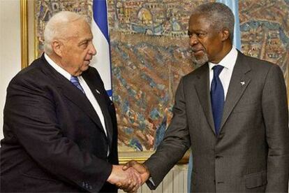 Ariel Sharon y Kofi Annan, durante la reunión en Jerusalén.
