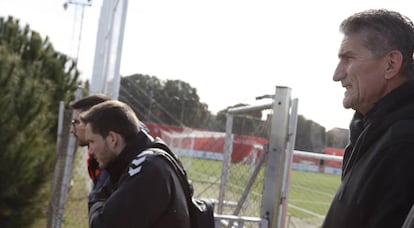 El seleccionador argentino, Edgardo Bauza, el jueves en el entrenamiento de del Atl&eacute;tico de Madrid.