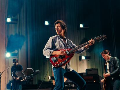 Alex Turner, líder de Arctic Monkeys, durante el concierto de la noche del jueves en el Festival Cala Mijas.