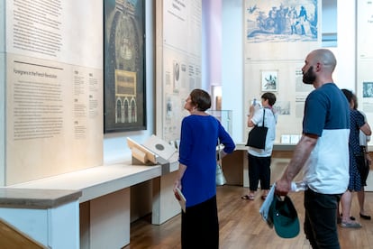 Visitors in the section of the exhibition dedicated to the treatment of slaves in France and its colonies. 