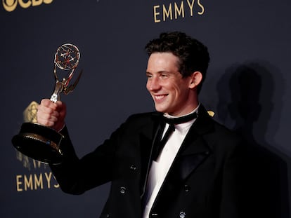 Josh O'Connor con su Emmy a mejor actor protagonista en una serie de drama por 'The Crown'.