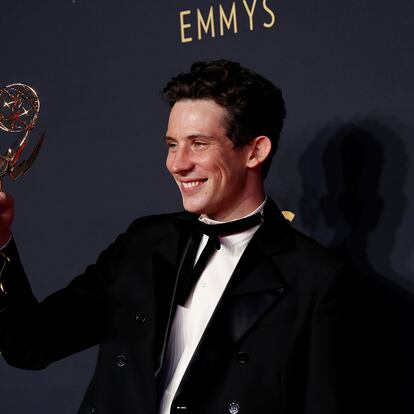 Josh O'Connor con su Emmy a mejor actor protagonista en una serie de drama por 'The Crown'.