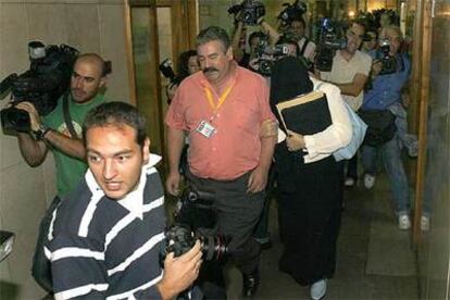 La perito Isabel López, con la cara cubierta, a su llegada a los juzgados de la plaza de Castilla.