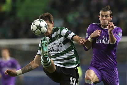 Gareth Bale disputa el balón con Sebastian Coates.