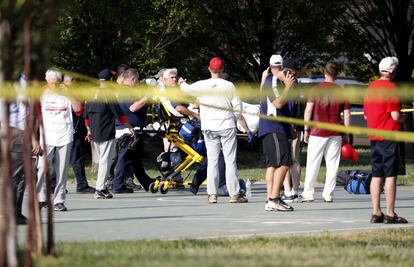Un hombre es trasladado en camilla en el lugar donde se produjo un tiroteo en Alexandria, Virginia (Estados Unidos).