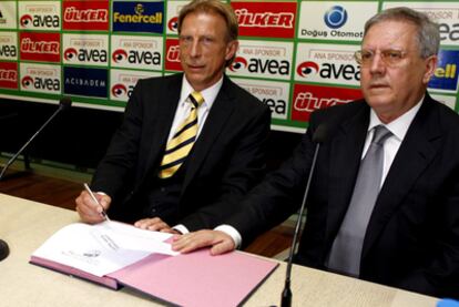 El presidente del Fenerbache, Aziz Yildirim (derecha), firmando en 2009 al entrenador alemán Christopher Daum, que desde 2010 dirige al Frankfurt.