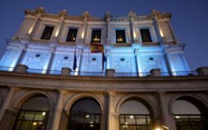 La bandera española ondea entre dos banderas azules europeas en la fachada del Teatro Real de Madrid. EFE/Archivo