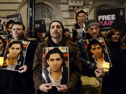 Manifestaci&oacute;n en Londres contra la flagelaci&oacute;n del bloguero saud&iacute; Raif Badawi, premio S&aacute;jarov de 2015.