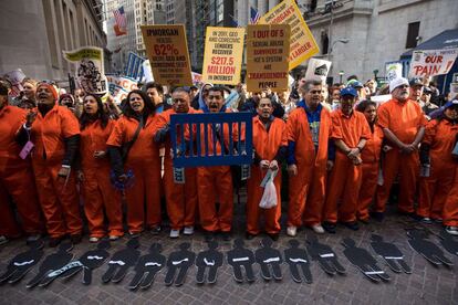 Activistas protestan contra el apoyo de las instituciones financieras a prisiones privadas y centros de detención de inmigrantes, como parte de la manifestación del Primero de Mayo cerca de Wall Street, en Nueva York, EE.UU.