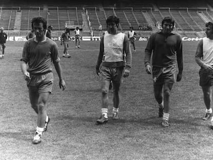 Cabrero (a la izquierda) junto a Gárate, Ovejero y Ufarte en un entrenamiento del Atlético en 1972.