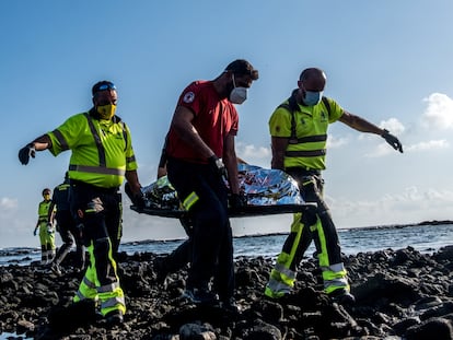 Efectivos de los servicios de emergencia y los cuerpos de seguridad evacuaban el 26 de noviembre los cadáveres de cuatro de los migrantes que iban a bordo de la patera naufragada.