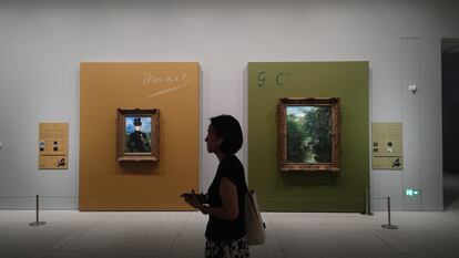 Una mujer visita la exposición 'The Greats of Six Centuries: Masterpieces from the Museo Nacional Thyssen-Bornemisza'.