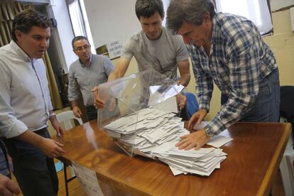Inicio del recuento de votos en un colegio electoral de San Sebastián en la jornada de las elecciones legislastivas del 26-J.