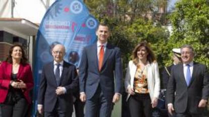 El Príncipe de Asturias, acompañado por la presidenta de la Junta de Andalucía, Susana Díaz (2d), el ministro de Hacienda, Cristóbal Montoro (2i), el alcalde de Sevilla Juan Ignacio Zoido (d) y la delegada del Gobierno, Carmen Crespo (i), a su llegada al campus universitario EUSA en Sevilla, donde ha inaugurado el I Congreso Internacional de Viveros de Empresas, organizado por la Fundación Incyde y la Cámara de Comercio de la capital andaluza.