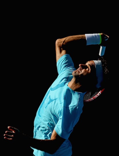 Roger Federer ha anunciado este jueves su retirada, a los 41 años. En la imagen, el tenista suizo realiza un servicio durante el Open de Australia en 2015.