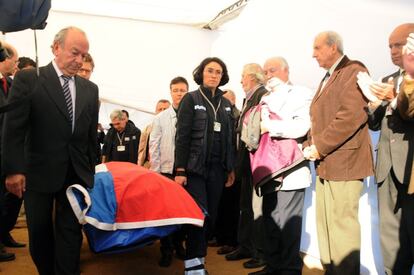 Fotograf&iacute;a cedida por las Comunicaciones del Poder Judicial de Chile que muestra a Rodolfo Reyes Mu&ntilde;oz (i), sobrino de Pablo Neruda, durante la exhumaci&oacute;n de los restos del poeta chileno hoy, lunes 8 de abril de 2013, en la casa-museo en Isla Negra, cerca de la localidad de El Quisco (Chile).