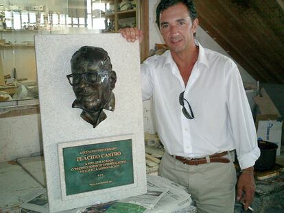 El escultor Pepe Molares, junto a la primera versión, sobre granito, de la placa de Plácido Castro, que fue destrozada en un acto vandálico.