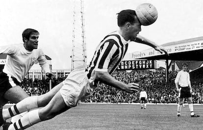 Jeff Astle remata un balón de cabeza con el West Bromwich Albion.