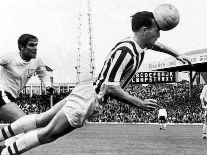 Jeff Astle remata un balón de cabeza con el West Bromwich Albion.