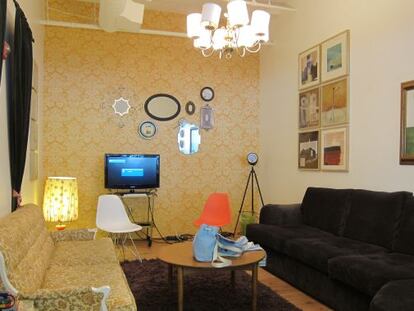 Sala de reuniones de Airbnb, tematizada como un apartamento de Berl&iacute;n Este.