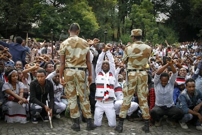 Soldados et&iacute;opes tratan de parar una protesta durante el estado de emergencia declarado en la ciudad de Bishoftu, en la regi&oacute;n de Oromia. 