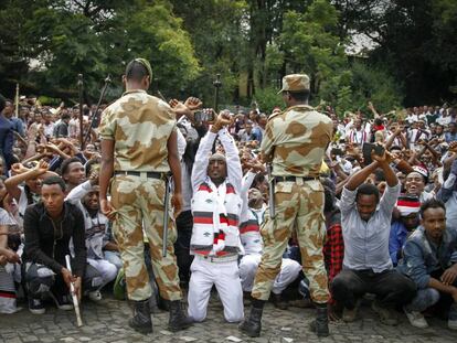 Soldados et&iacute;opes tratan de parar una protesta durante el estado de emergencia declarado en la ciudad de Bishoftu, en la regi&oacute;n de Oromia. 