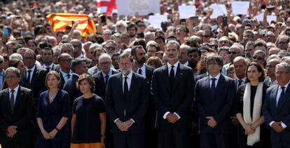 Minut de silenci a la plaça de Catalunya.