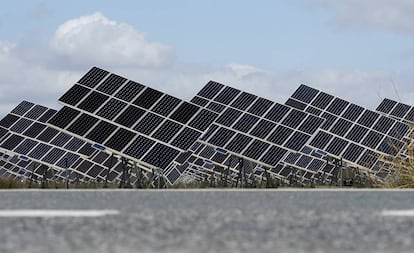 Planta de energía solar a las afueras de El Cuervo, Sevilla. 