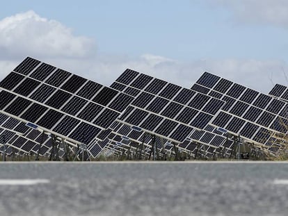 Planta de energía solar a las afueras de El Cuervo, Sevilla. 