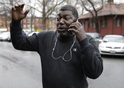 Benjamin Carr , el padrastro de Eric Garner, habla por teléfono y con los periodistas después de la decisión de un gran jurado de no procesar a un policía de Nueva York involucrado en la muerte de Garner . “No queremos violencia. Eso no va a ayudar a nadie. Lo que queremos es justicia”, insiste Carr.