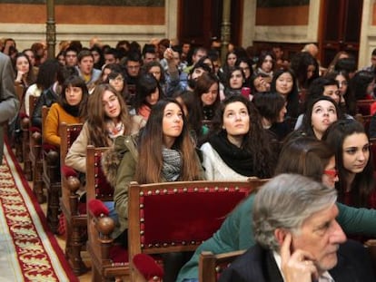 El acad&eacute;mico Gregorio Salvador, entrando ayer en el sal&oacute;n de actos de la RAE. 