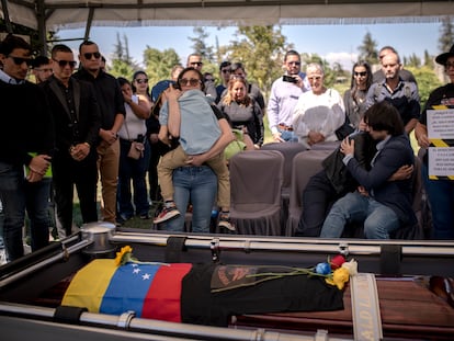 Familiares de Ronald Ojeda en su funeral, el 8 de marzo.