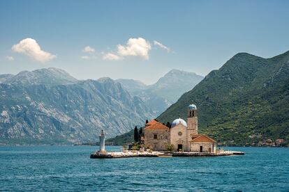 Nuestra Señora de las Rocas, una de las islas con iglesia que puede verse desde Perast.