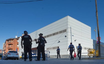 Policías ante la comisaría de Cornellà de Llobregat.