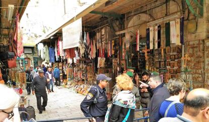 Controles policiales en el corazón de la Ciudad Vieja Jerusalén.