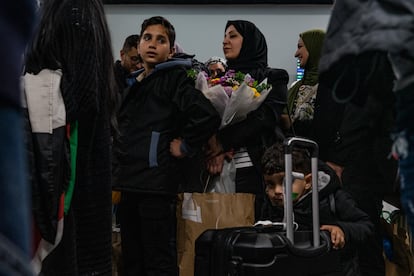 De izquierda a derecha: Kamal, Nehal, Dina y el pequeño Kinan (abajo), miembros de la familia Abed, tras su llegada al aeropuerto, este sábado.