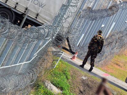 Un soldado h&uacute;ngaro patrulla la valla fronteriza en la estaci&oacute;n de Tompa, el 6 de abril. 