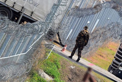 Un soldado húngaro patrulla la valla fronteriza en la estación de Tompa, el 6 de abril.