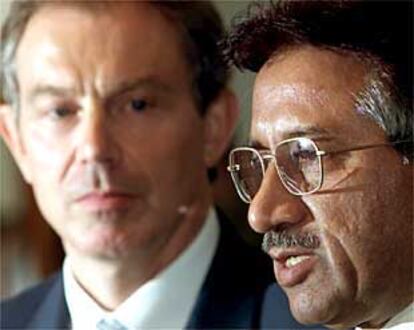 El primer ministro británico, Tony Blair (izquierda), con el presidente paquistaní, Pervez Musharraf.