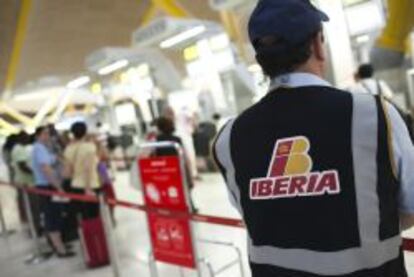 Empleado de Iberia en la T4 de Madrid.